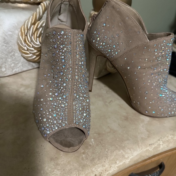 Women’s Inc Shoes - Picture 2 of 3